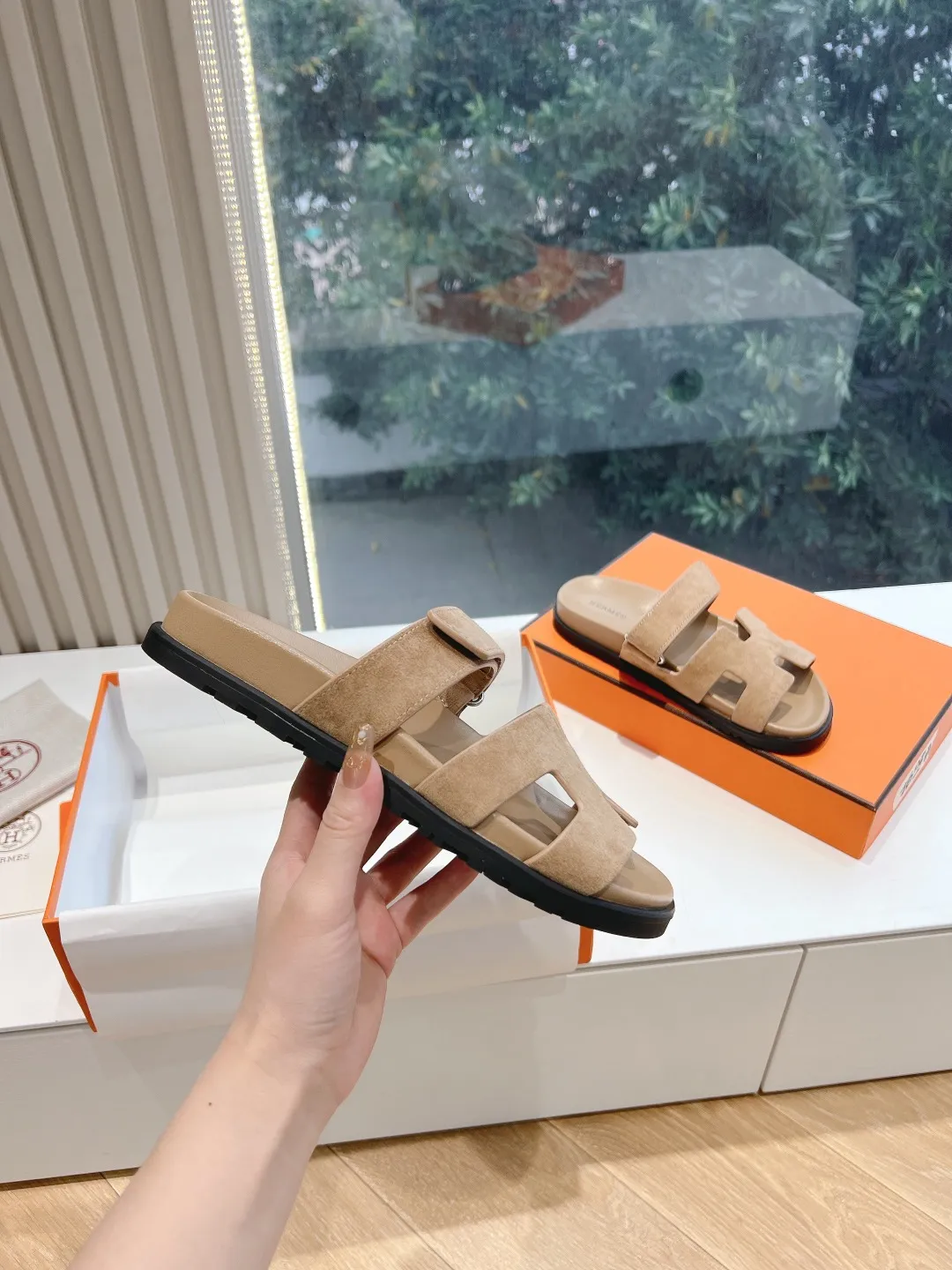 👟👟Ex-factory price 440👟👟 (Top version) H family 2024 spring and summer new style HERMES Hermes' recently popular couple's shoes, pig nose angle sandals and slippers, paired with various colorful socks, very trendy. Upper lining: imported original leather. Outsole: non-slip and wear-resistant outsole. Size: female 35-42 (40/42 non-returnable and non-exchangeable) Men’s size: 39-45 (45 is non-refundable and non-exchangeable)